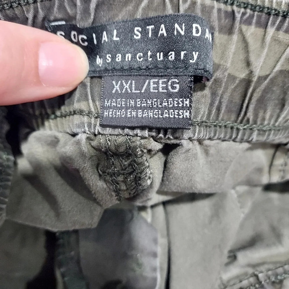 Social Standard by Sanctuary Army Green Camo Utility Shorts in Size XXL - Picture 8 of 9